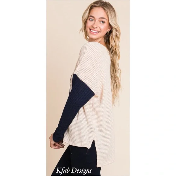 ❤️LAST 2! V NECK Comfy Color Block Chic Top with Side Slits! - Picture 3 of 6